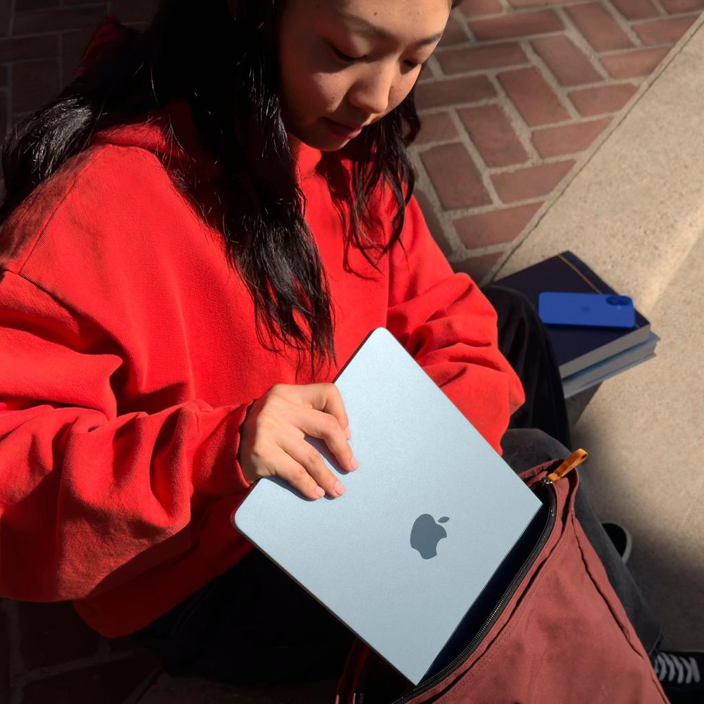 MacBook Air 13-inch (2025) - Apple M4 10-core and 8-core GPU - 16GB RAM - SSD 256GB - Standard display - QWERTY - English